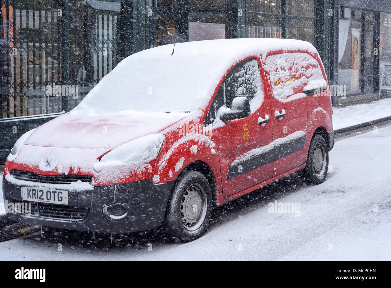 Royal Mail delivery van couvertes de neige. Banque D'Images