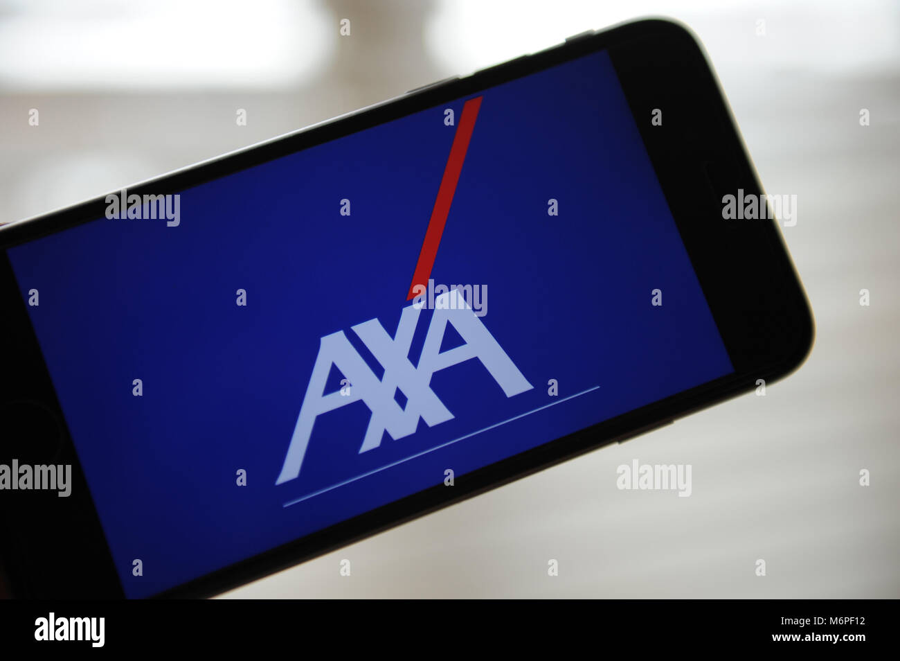 L'Axa logo sur un écran de l'iphone Banque D'Images