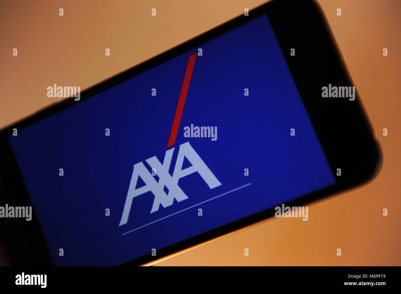 L'Axa logo sur un écran de l'iphone Banque D'Images