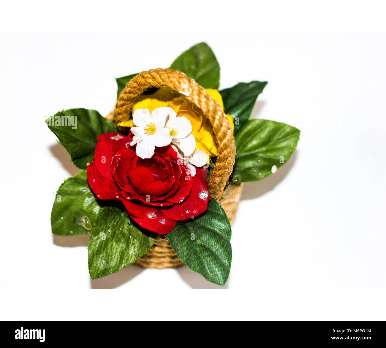 Red Rose, Rose jaune et feuille en le panier Banque D'Images