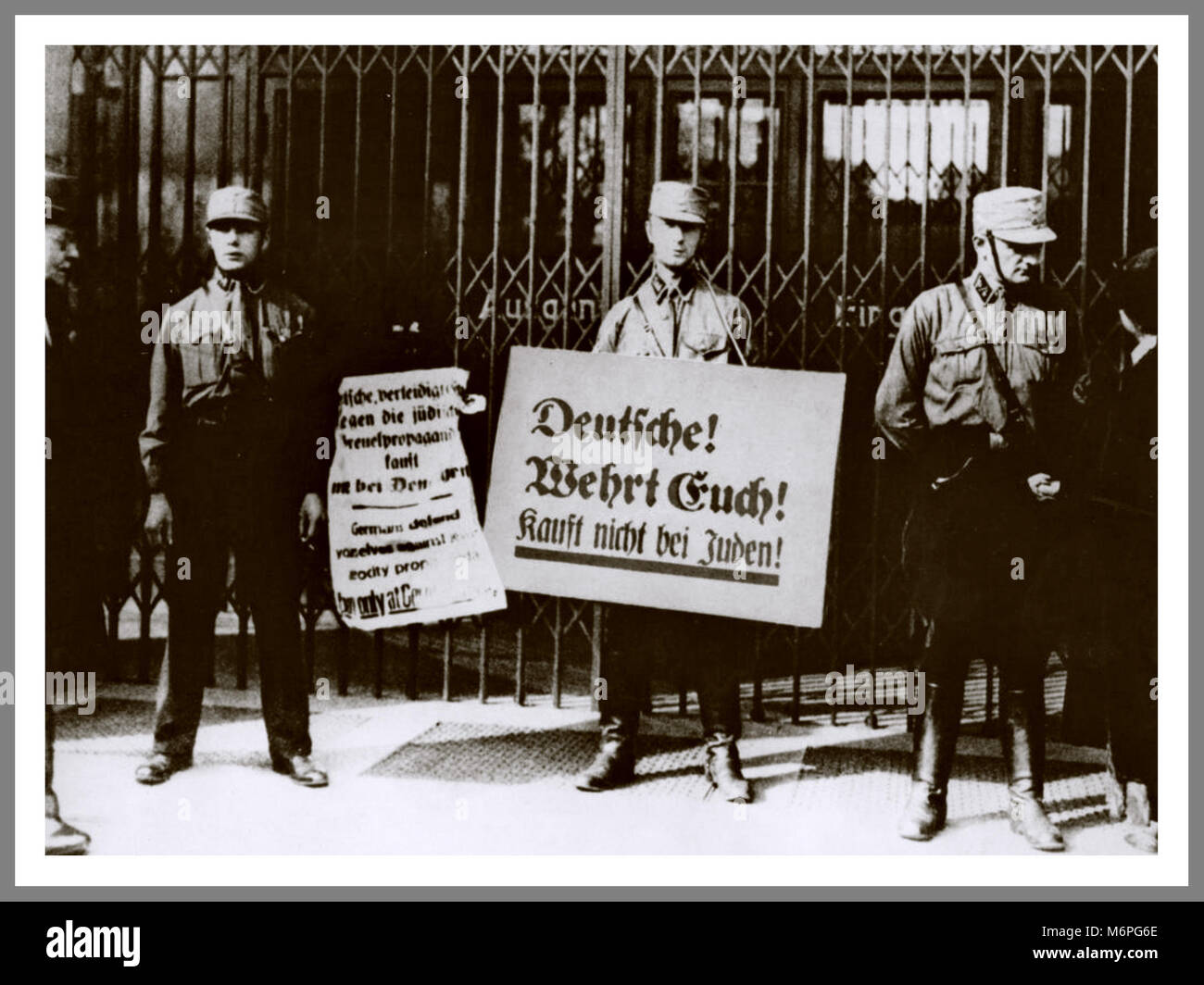 Vintage 1930 Brownshirts Nazi NSDAP tenant des pancartes disant "ne pas acheter de Juifs, shop en allemand entreprises !' Leipzig Allemagne 1935. Banque D'Images