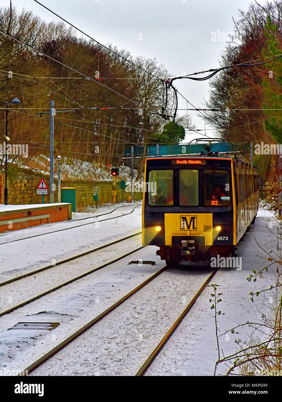 Tyne and Wear Metro train à North Shields lors de chutes de Févr. Mars 2018 Banque D'Images