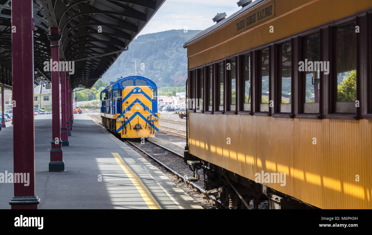 La plate-forme à la gare de Dunedin avec Taieri Gorge Train, île du Sud, Nouvelle-Zélande Banque D'Images