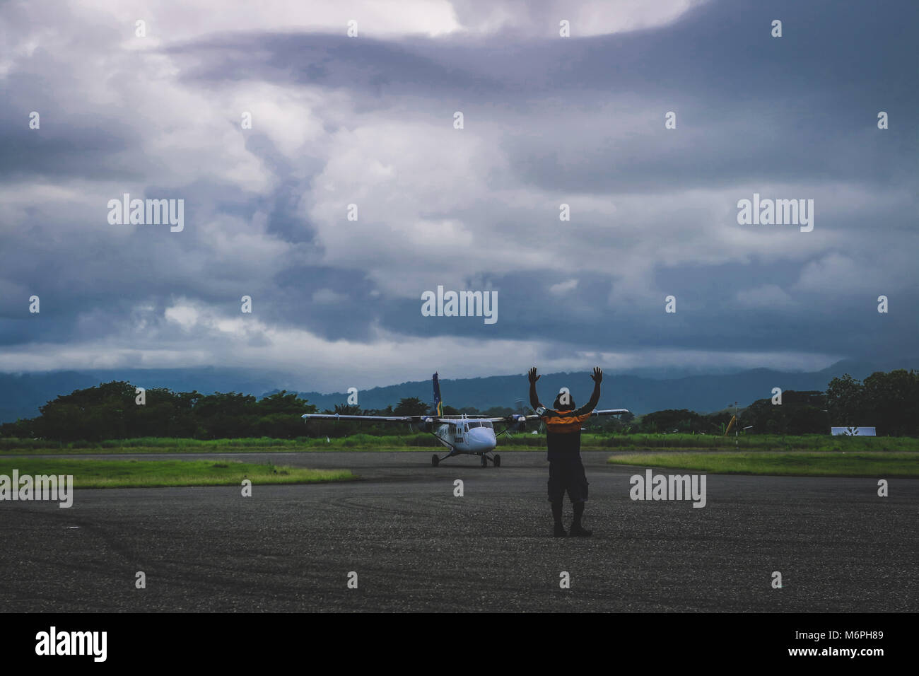 La réalisation d'un contrôle de la circulation aérienne dans le Twin Otter Bay arrivée à l'aéroport de Honiara Banque D'Images