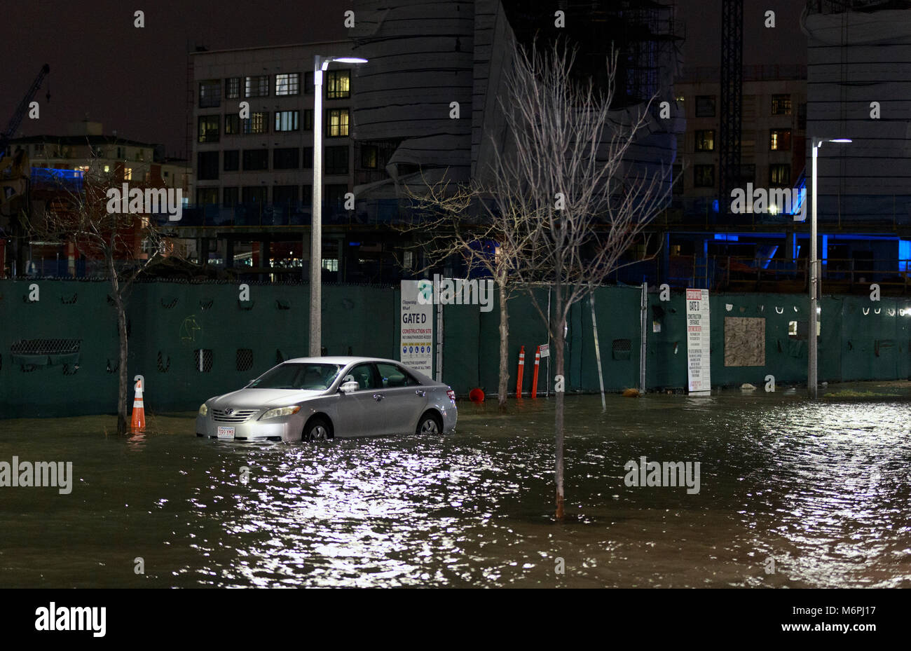 Rue de la ville d'inondation sur la East Boston waterfront pendant une tempête hivernale Banque D'Images