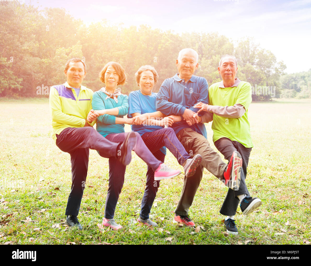 Groupe principal exercice d'amis et de danse dans le parc Banque D'Images