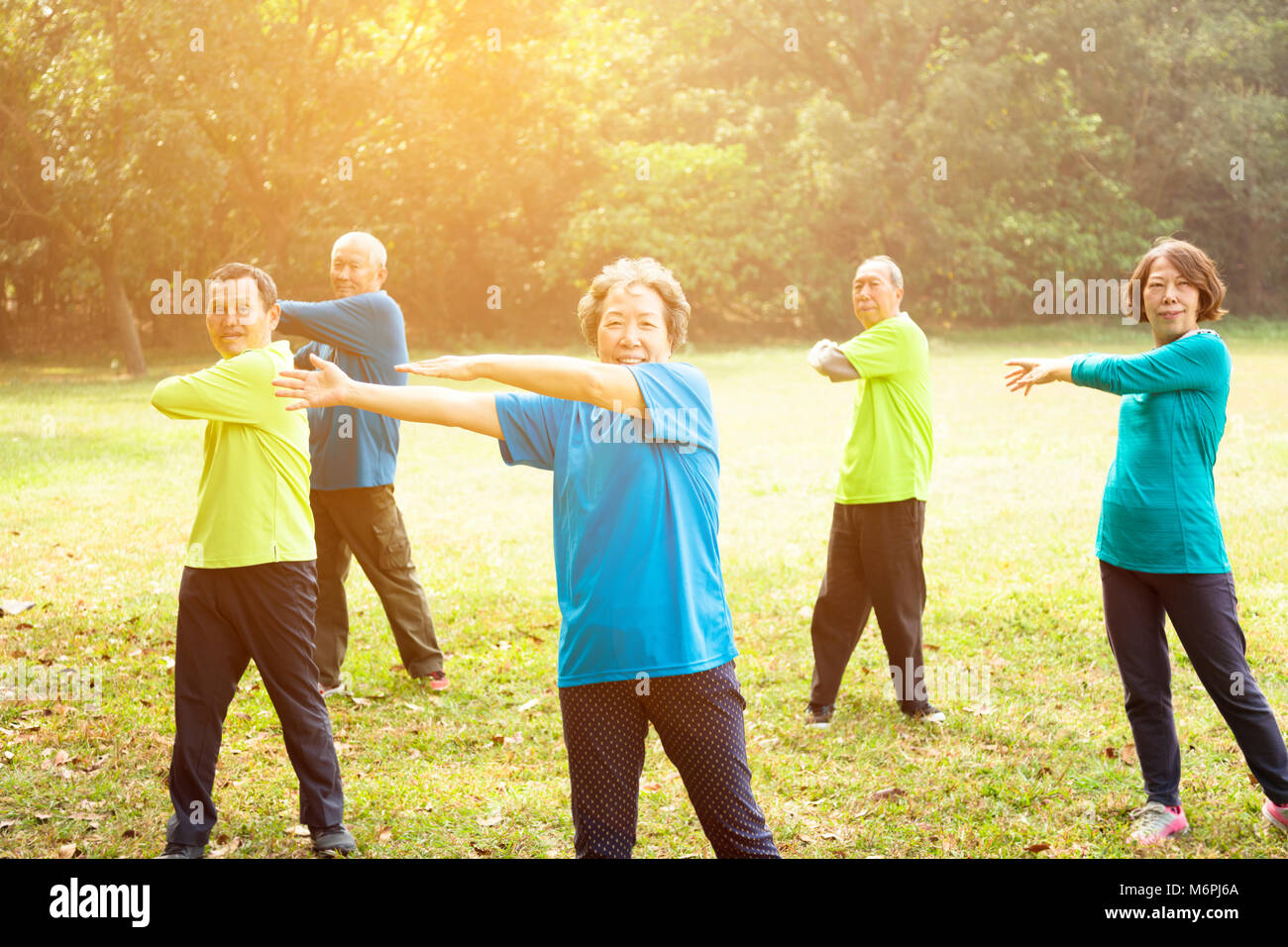 Happy Group Exercice d'amis dans le parc Banque D'Images