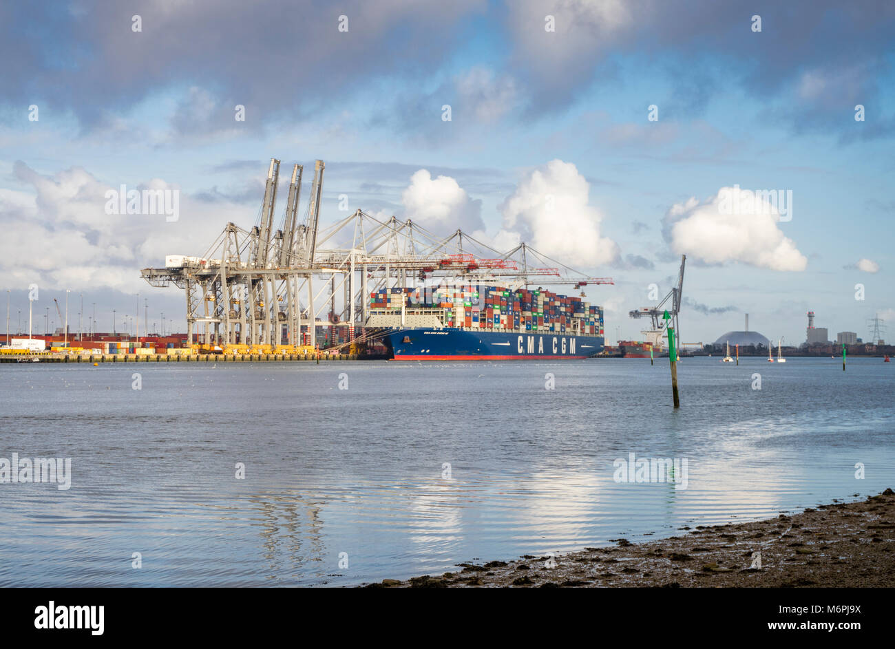 Vue sur la rivière Test pour port/ docks avec un récipient/ cargo déchargés/déchargées en mars 2018, Eling, Hampshire, England, UK Banque D'Images