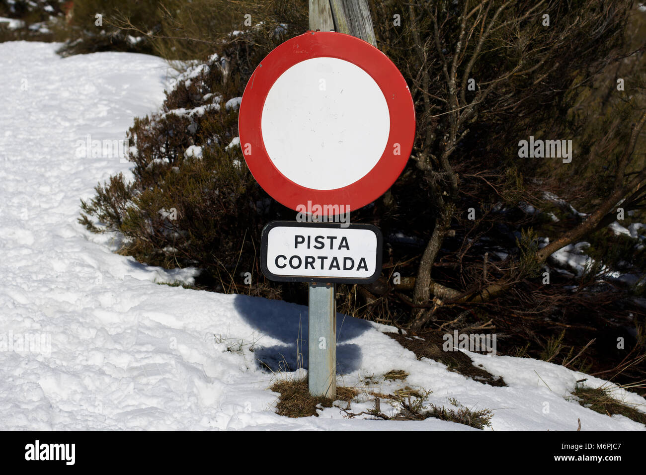 Road closed sign (langue espagnole) Banque D'Images