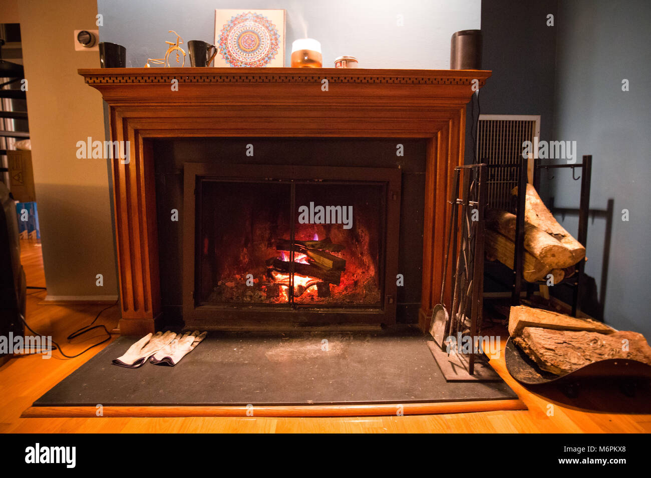 Burning agréable cheminée foyer avec des outils et des gants vide