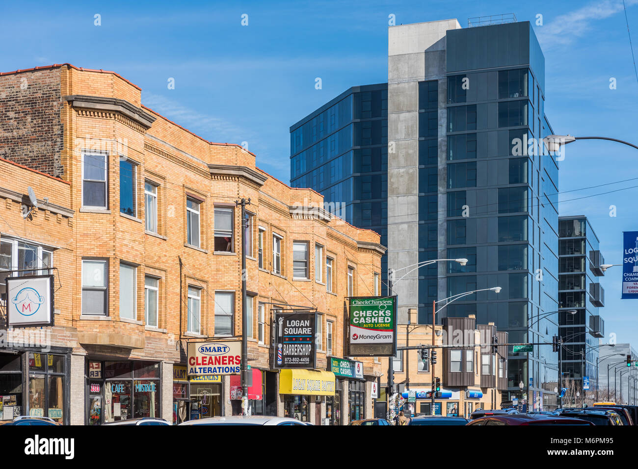 Bâtiments commerciaux et résidentiels sur Milwaukee avenue, dans le quartier de Logan Square Banque D'Images