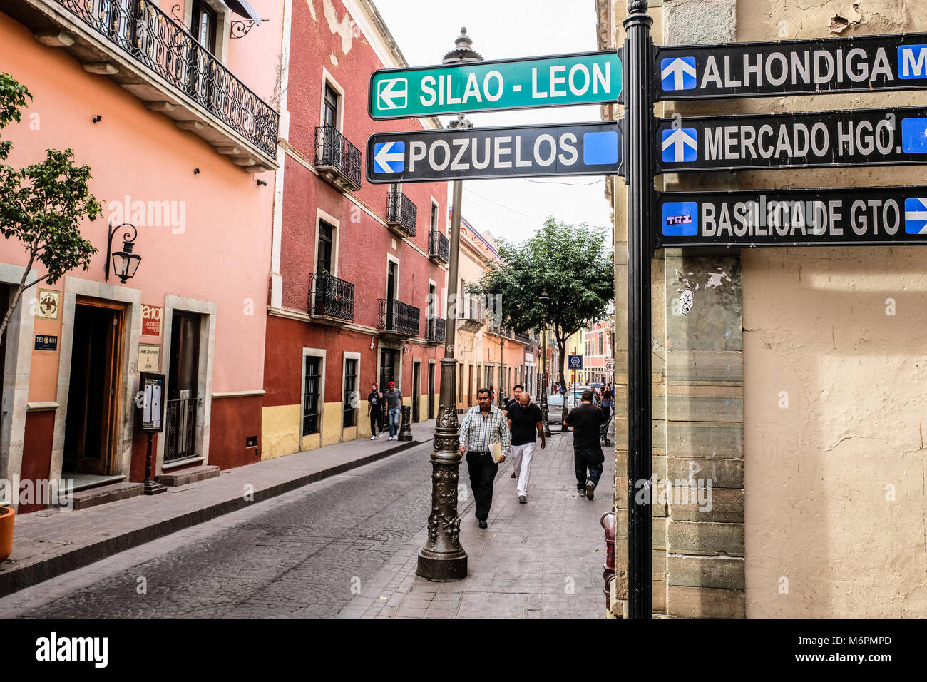 Les plaques de rue de la rue pavée de Guanajuato, Mexique Banque D'Images