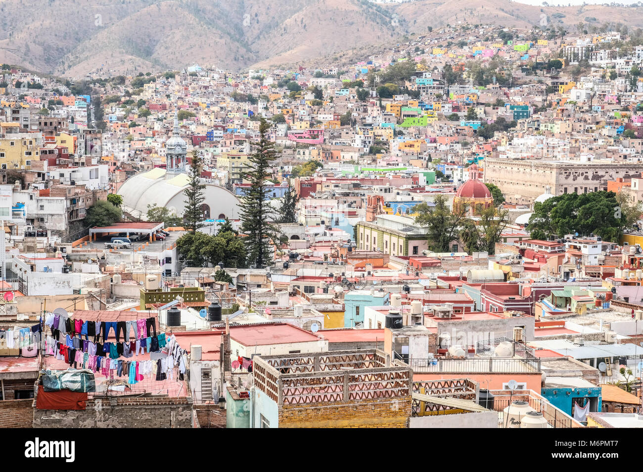 Maisons colorées à l'étroit sur la pente de Guanajuato, Mexique Banque D'Images