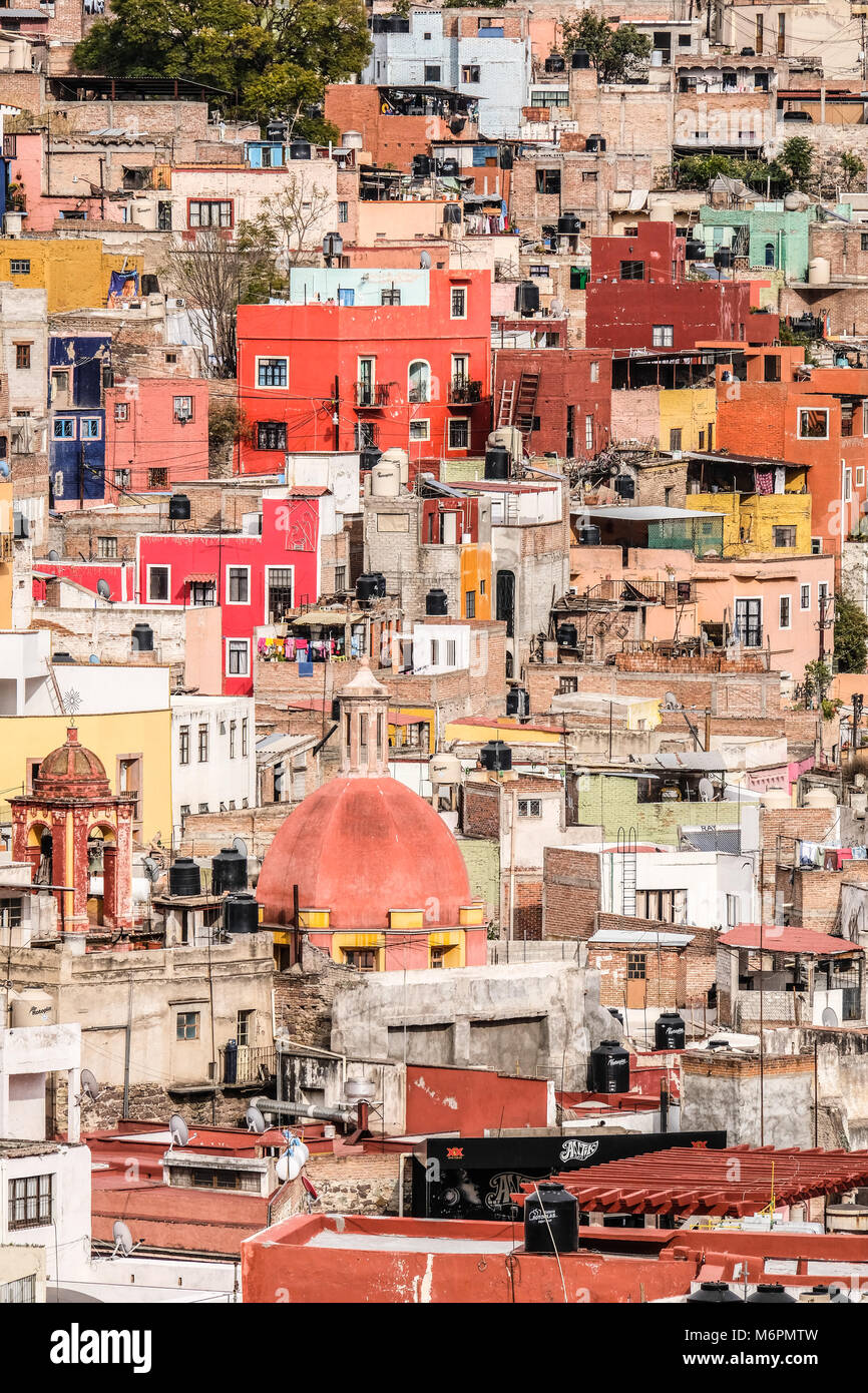 Maisons colorées à l'étroit et les églises sur la colline escarpée de Guanajuato, Mexique Banque D'Images