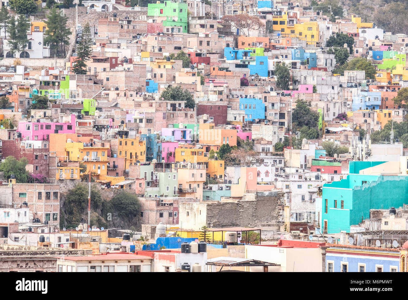 Maisons colorées à l'étroit sur la colline de Guanajuato, Mexique Banque D'Images