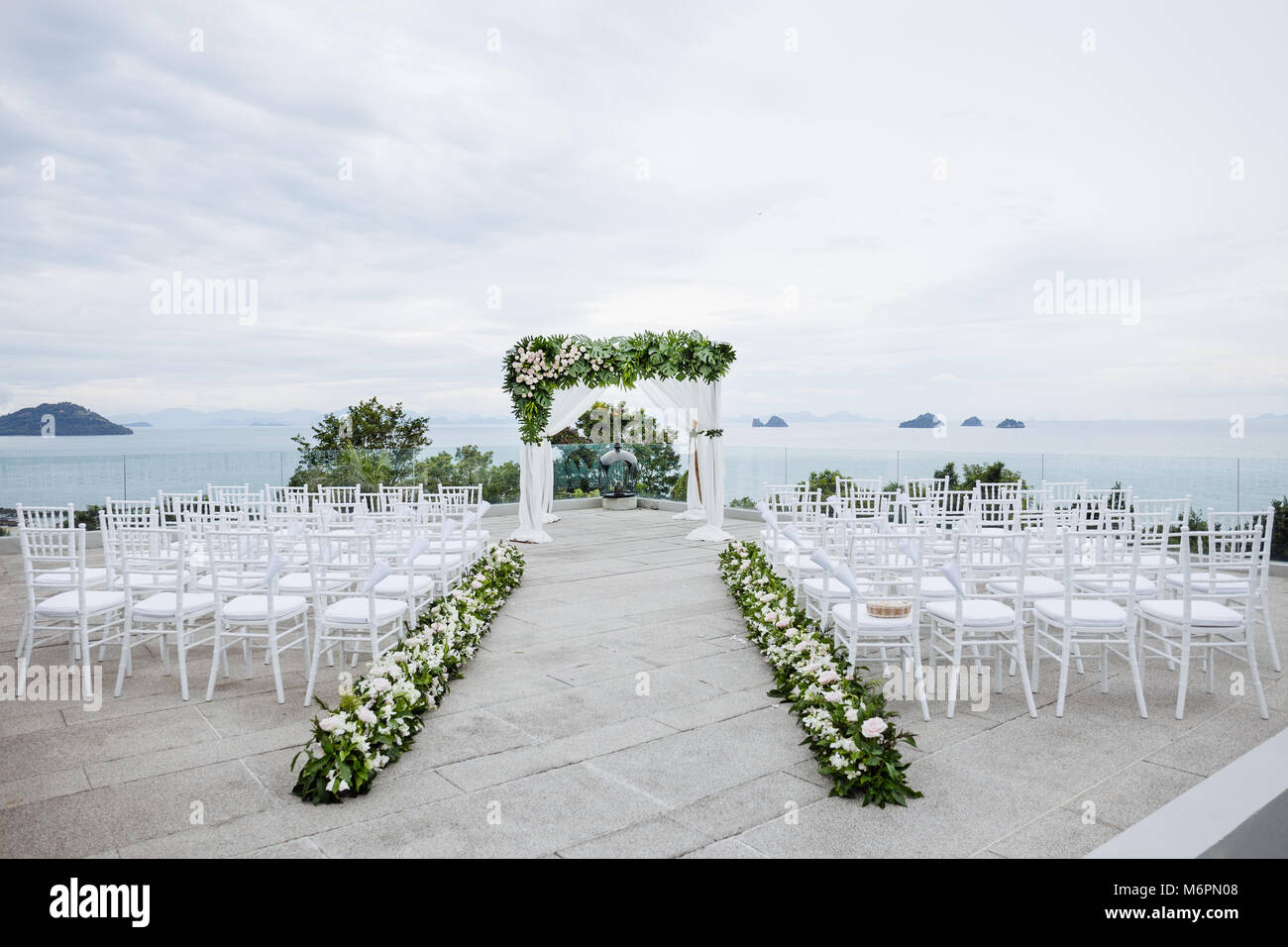Salle de mariage plage piscine en plein air avec le pin et le fond de l'océan, Koh Samui, Thaïlande Le lieu de mariage, extérieur avec vue sur l'océan dans le bac Banque D'Images