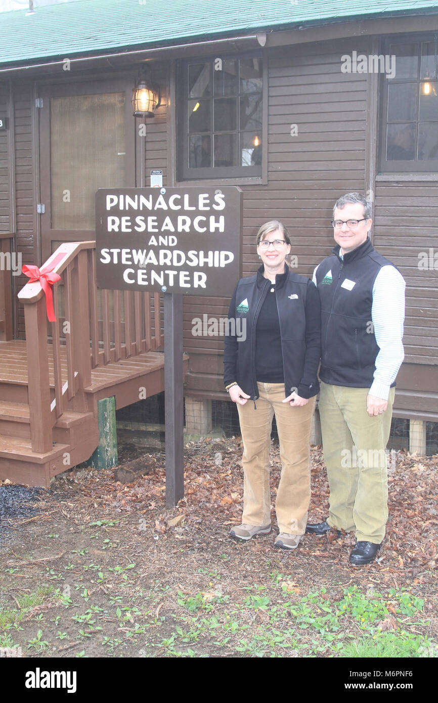 Centre de Pinnacles Reconsécration. 30 avril, 2016 | Inauguration du Centre de recherche et d'intendance des Pinnacles après avoir été rénové. Ce projet a été financé par un don généreux de notre partenaire, le Shenandoah National Park Trust. Banque D'Images