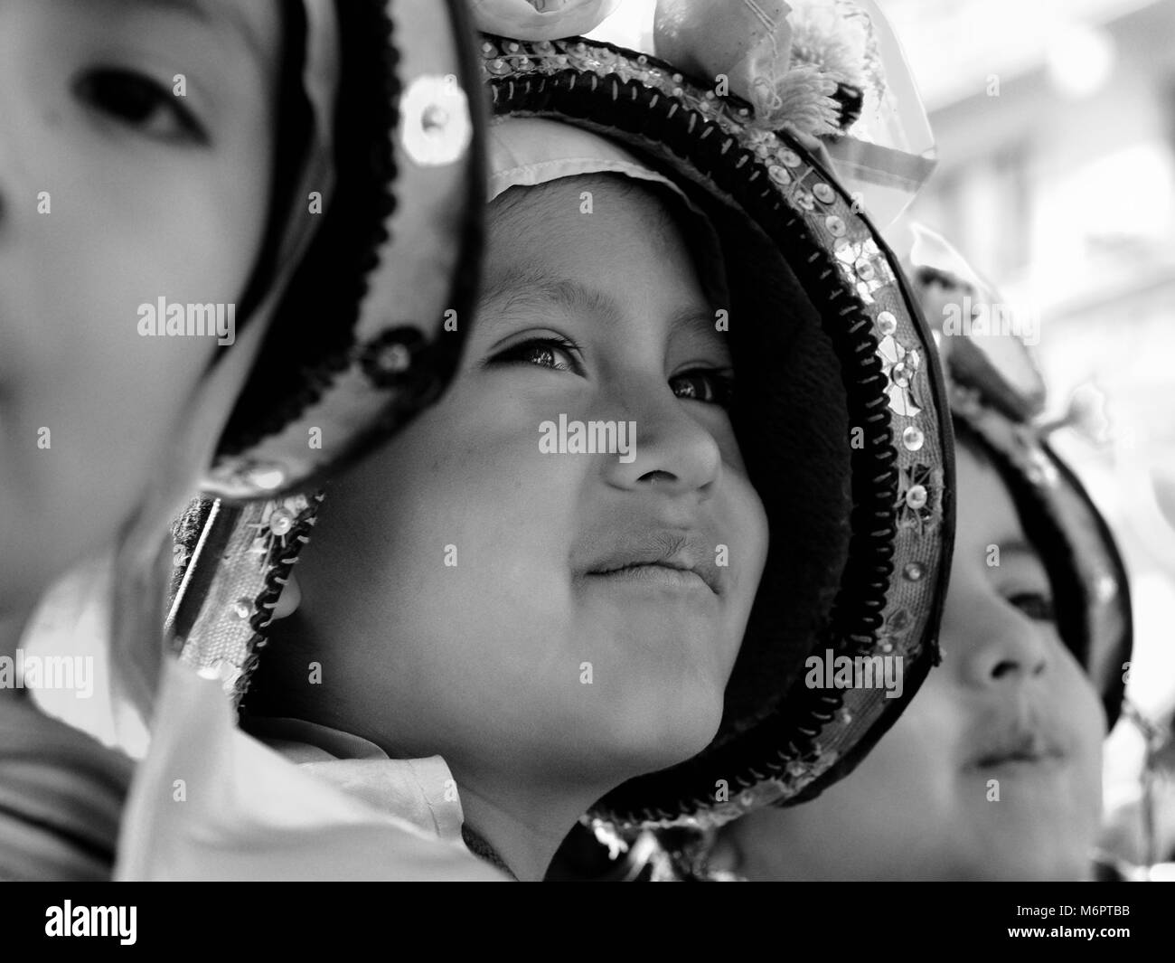 SUCRE, BOLIVIE - 10 septembre 2011 : Fête de la Vierge de la Guadalupe dans Sucre. Les jeunes participants à la parade de danse à Rennes Banque D'Images