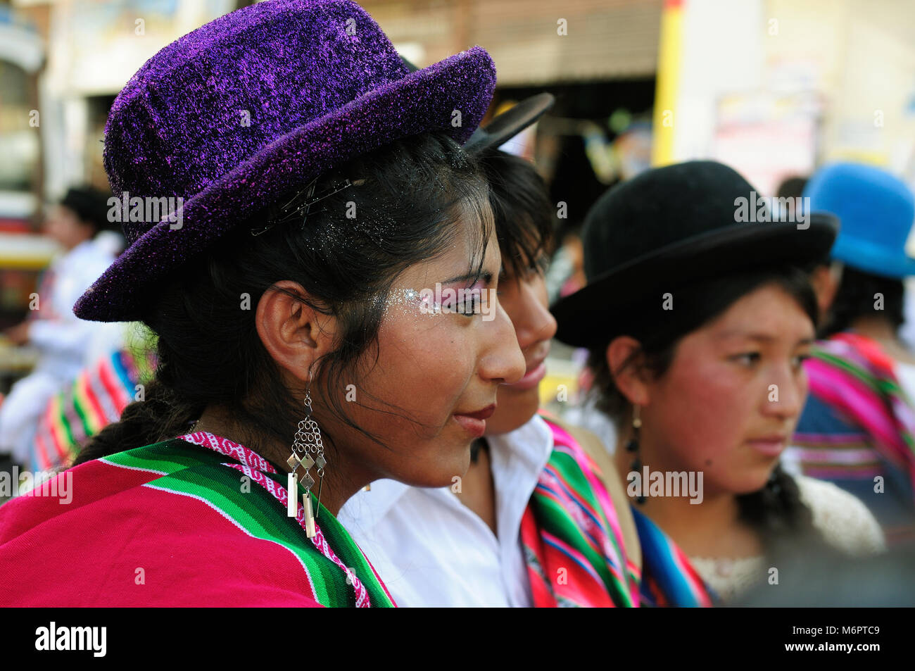 SUCRE, BOLIVIE - 10 septembre 2011 : Fête de la Vierge de la Guadalupe dans Sucre. Les jeunes participants à la parade de danse à Rennes Banque D'Images