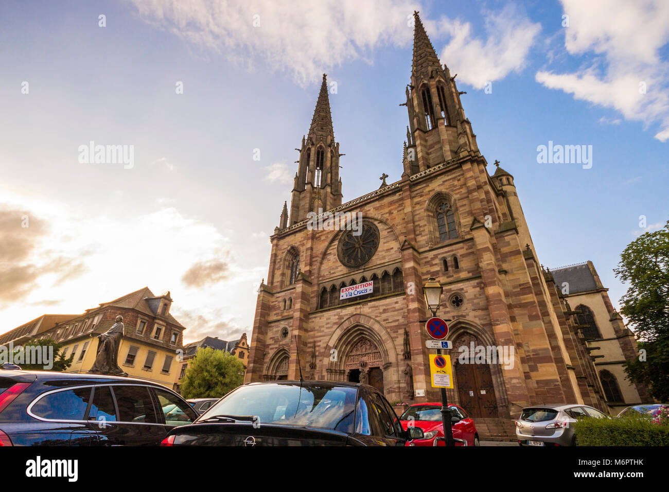 Eglise de Saint Pierre et Saint Paul dans la ville alsacienne d'Obernai, Grand Est, France Banque D'Images