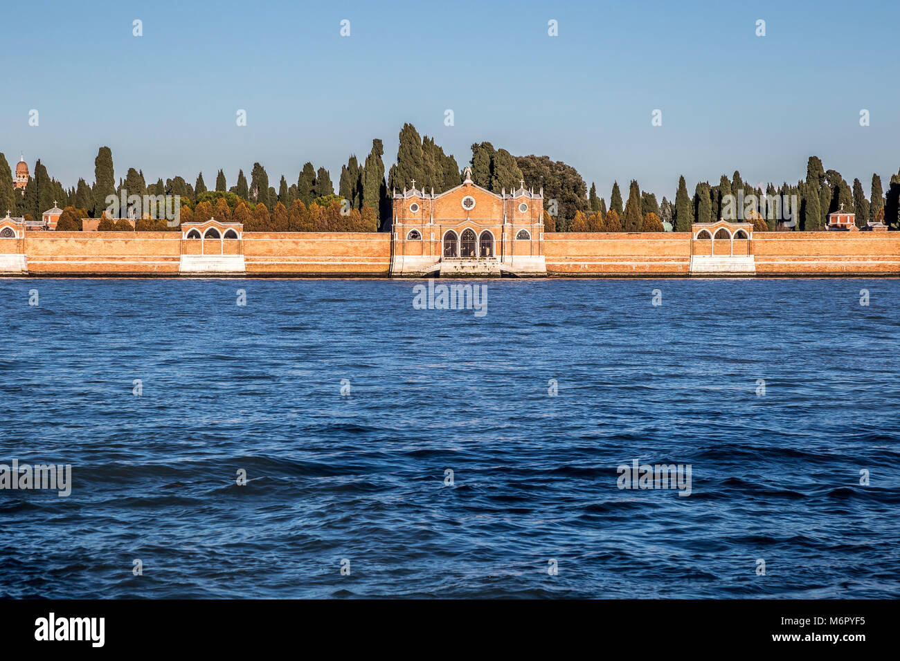 Vue de la lagune de Venise de l'église de San Michele in Isola sur l'île cimetière de San Michele, Venise, Italie Banque D'Images