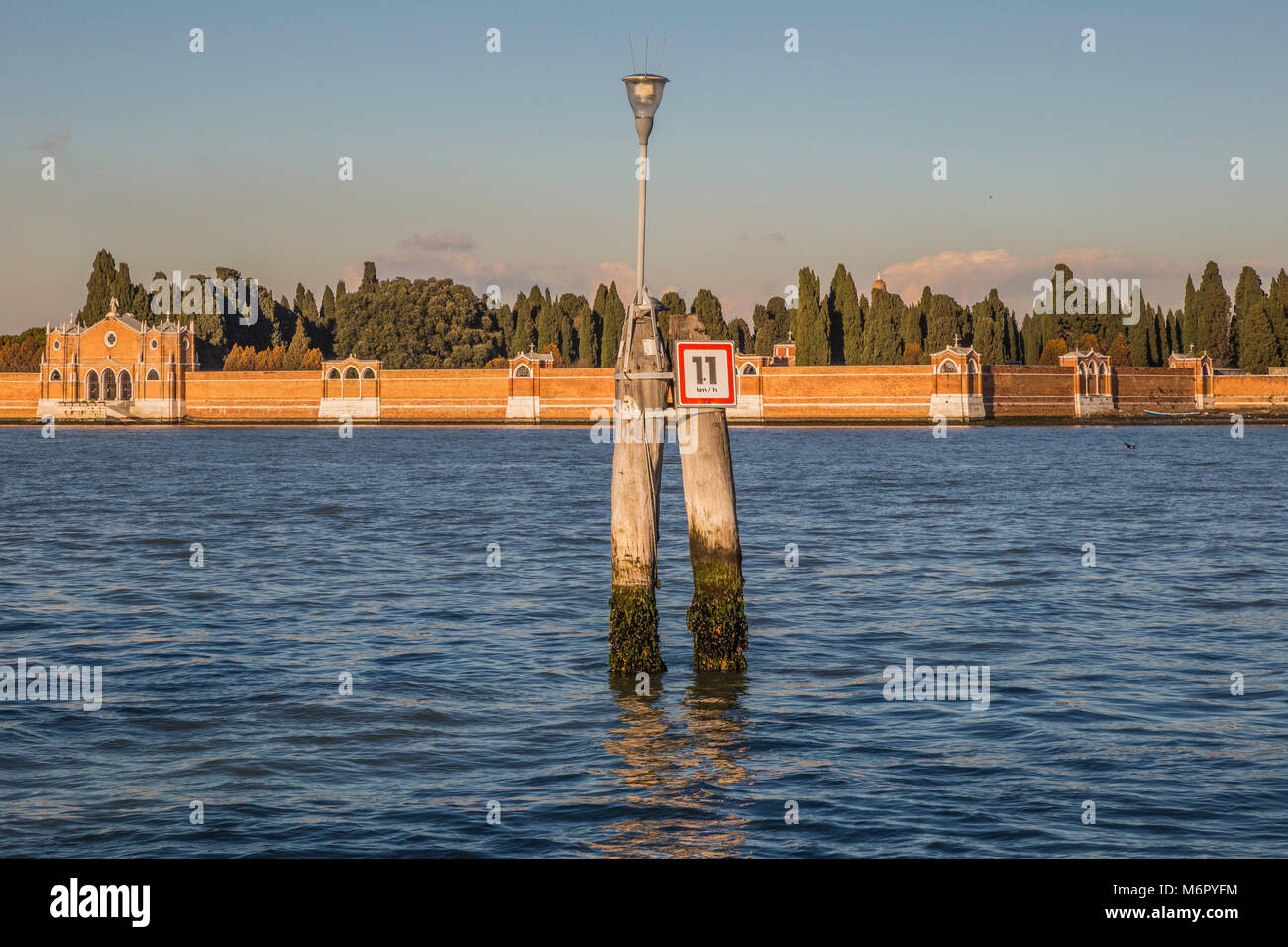 Vue de la lagune de Venise de l'église de San Michele in Isola sur l'île cimetière de San Michele, Venise, Italie Banque D'Images