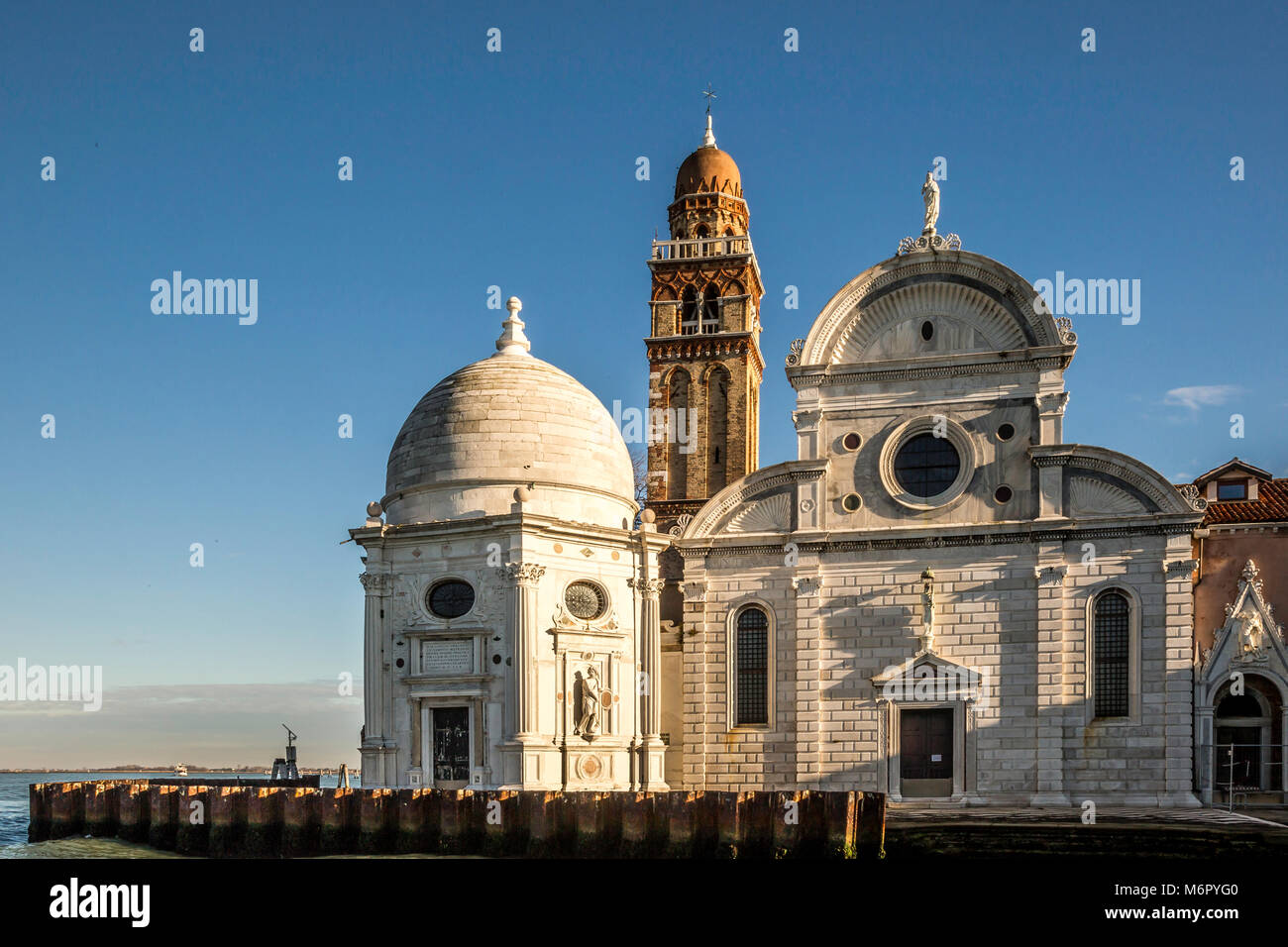 Vue de la lagune de Venise de l'église de San Michele in Isola sur l'île cimetière de San Michele, Venise, Italie Banque D'Images