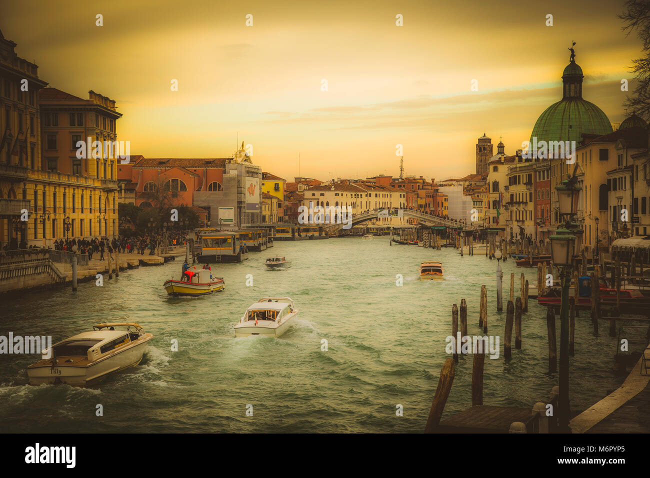 Magnifique vue sur le Grand Canal et ses palais pendant le coucher du soleil, Venise, Italie. Banque D'Images