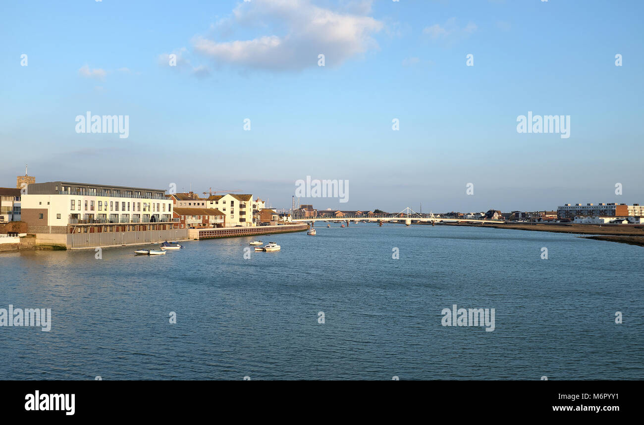 Shoreham-by-Sea, West Sussex, Angleterre. Voir l'est le long de la Western Harbour le bras jusqu'à l'Adur Ferry Bridge. Banque D'Images