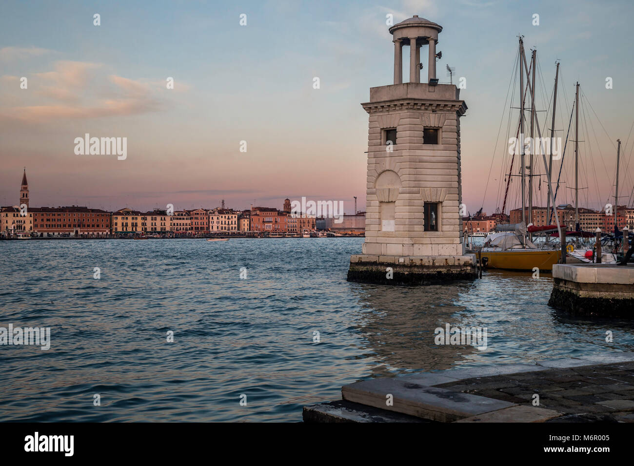 Vue sur le lagon et l'île de San Giorgio Maggiore, à Venise, Italie Banque D'Images