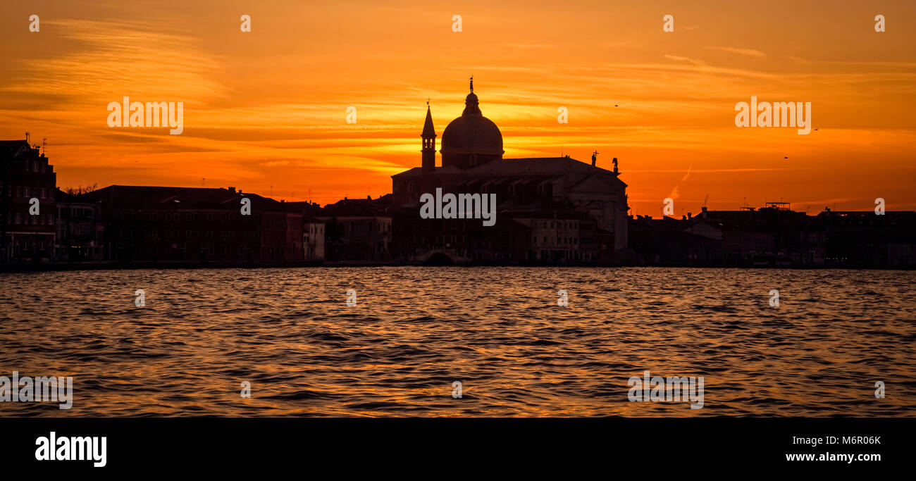 Coucher du soleil d'hiver avec les silhouettes des palais et églises de Venise, Italie Banque D'Images