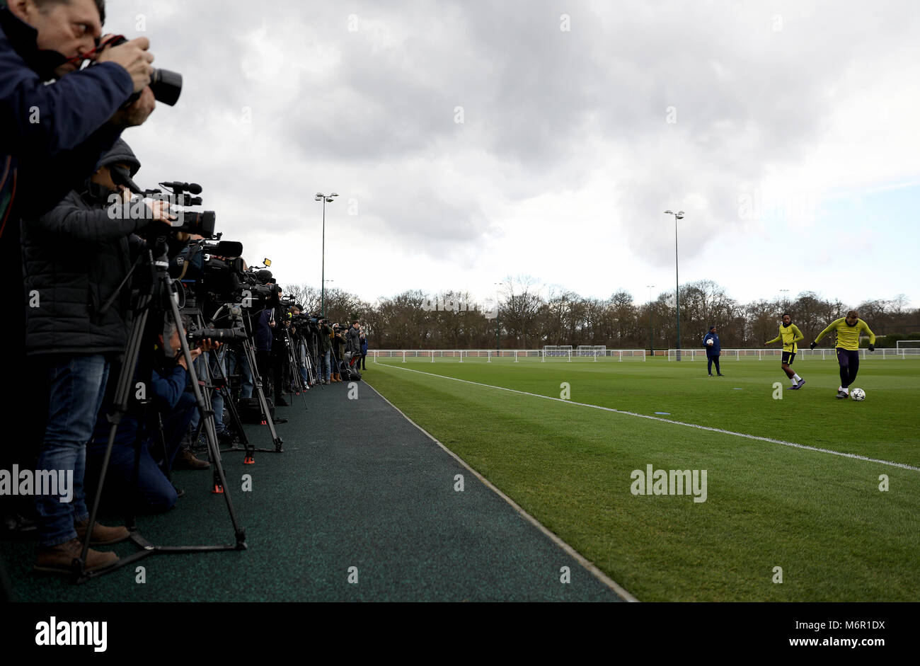 Une vue générale des médias de regarder la session de formation à Tottenham Hotspur Football Club Terrain d'entraînement, Londres. Banque D'Images