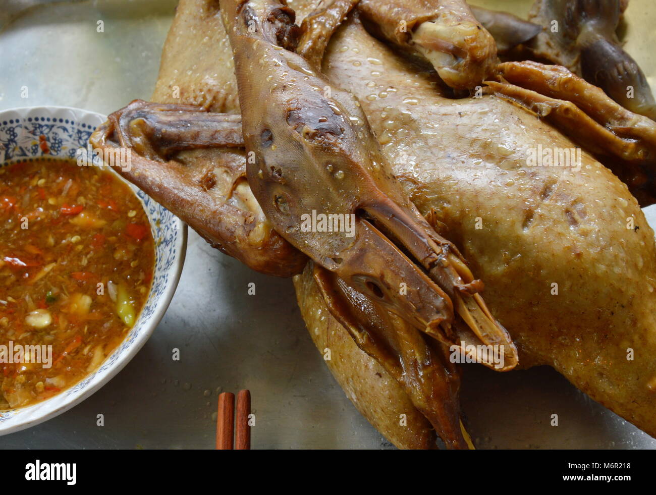 Soupe de canard bouillis dans Brown et sauce épicée cup le bac acier  inoxydable Photo Stock - Alamy