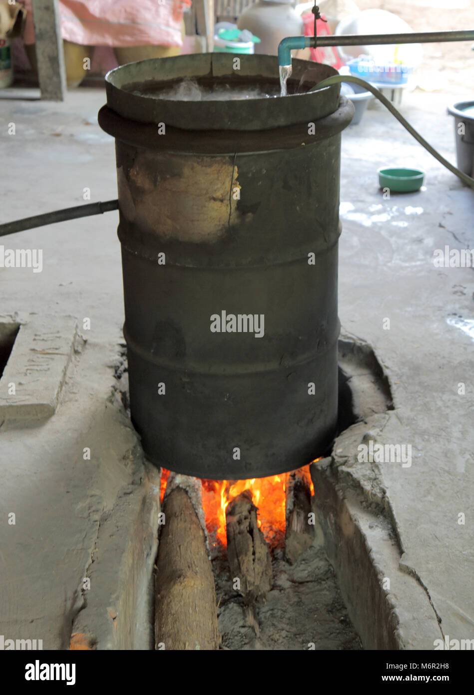 Ban Xang Hai fouet riz distillerie sur les rives de la rivière Mékong Luang Prabang au Laos Banque D'Images