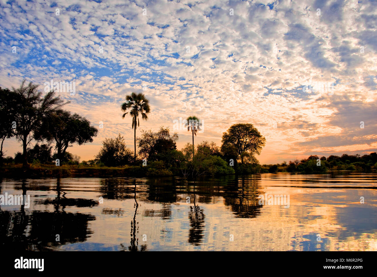 Le fleuve Zambèze au coucher du soleil, en Zambie Banque D'Images