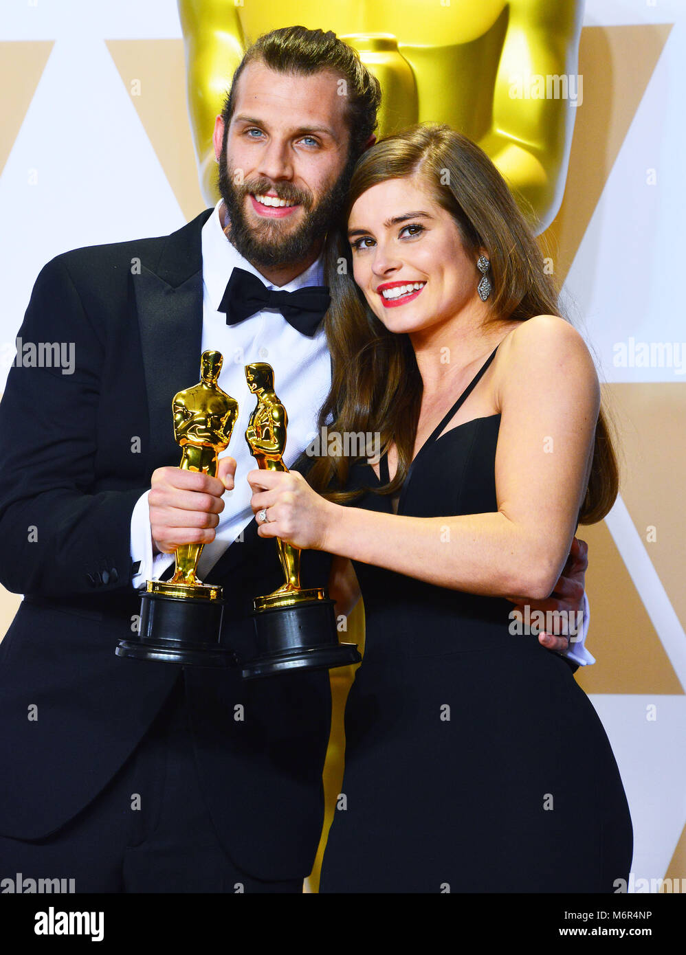 Les réalisateurs Chris Overton (L) et Rachel Shenton, lauréats du prix du meilleur court-métrage pour ?l'enfant silencieux ?, poser dans la salle de presse au cours de la 90th Annual Academy Awards au Hollywood & Highland Center le 4 mars 2018 à Hollywood, Californie. Banque D'Images