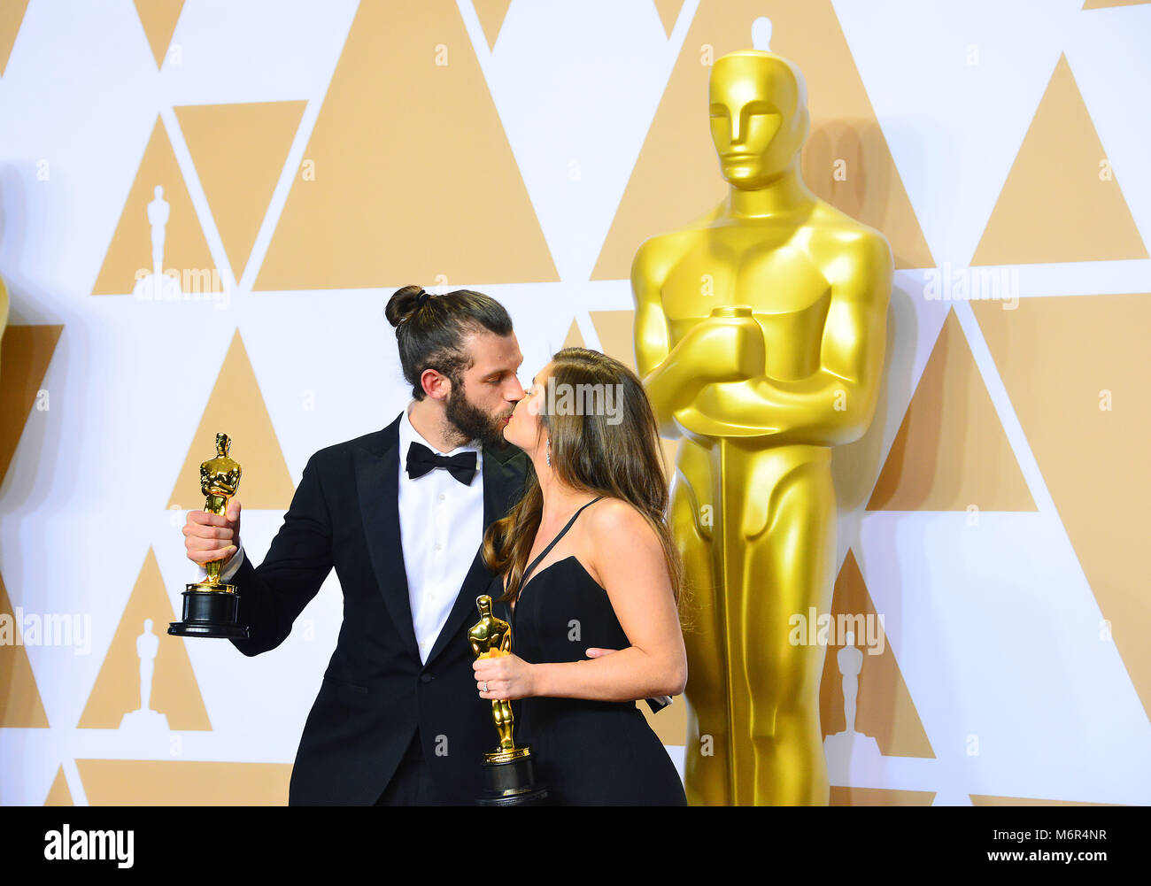 Les réalisateurs Chris Overton (L) et Rachel Shenton, lauréats du prix du meilleur court-métrage pour ?l'enfant silencieux ?, poser dans la salle de presse au cours de la 90th Annual Academy Awards au Hollywood & Highland Center le 4 mars 2018 à Hollywood, Californie. Banque D'Images