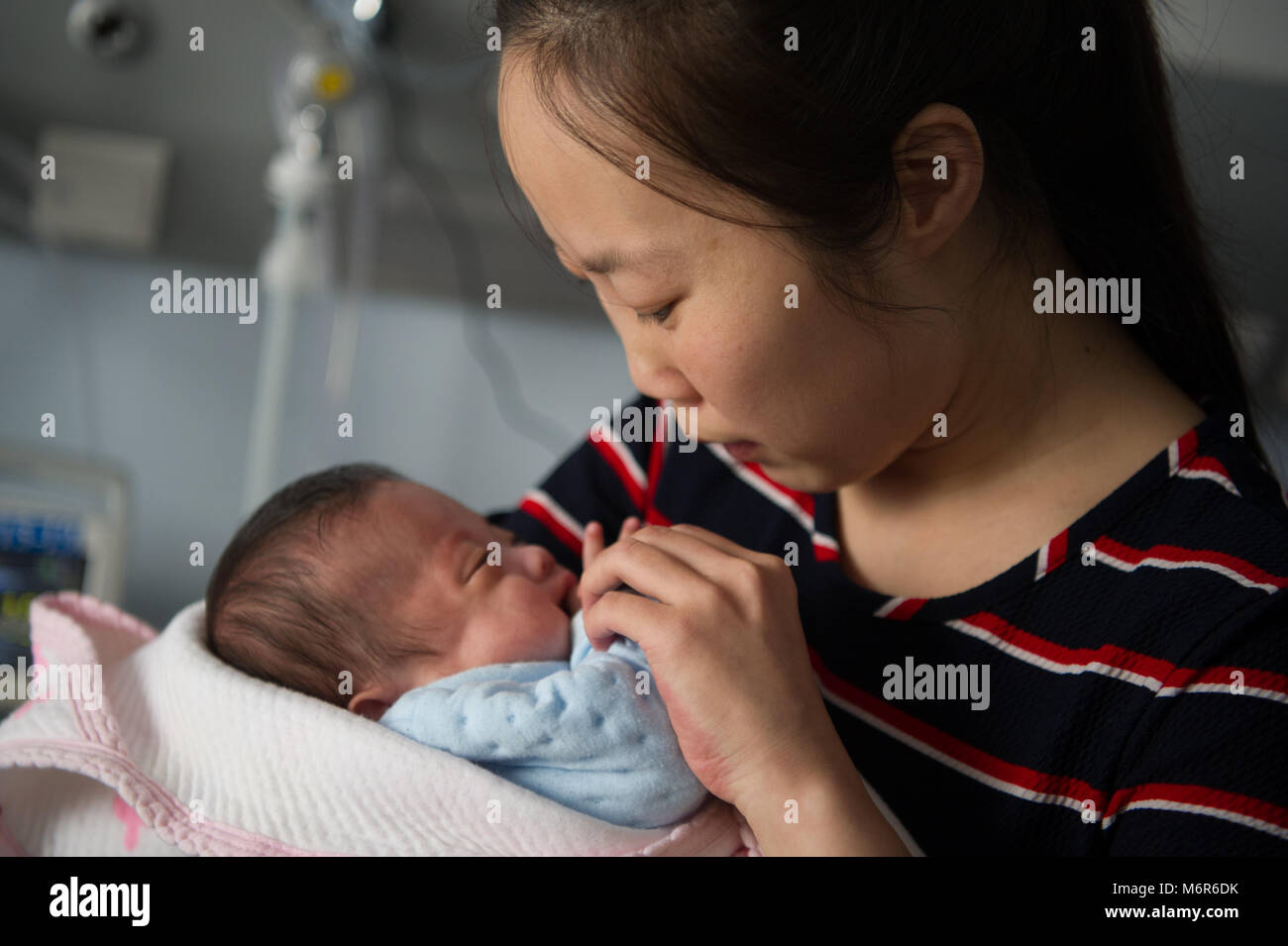 Shanxi Shanxi En Chine 5th Mar 18 Shanxi Chine 17eme Mars 18 Un Bebe Palm Est Ne Apres 24 Semaines De Gestation Dans Un Hopital De Yuci Au Nord La Province