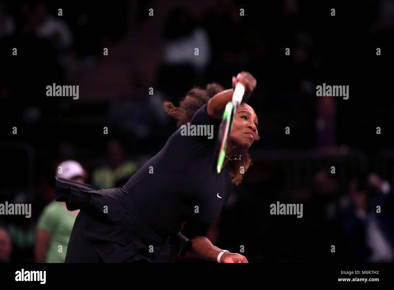 New York, USA. 5 mars, 2018. Serena Williams servant à la Chine Zhang Shuai au cours de la Des dizaines tie break tennis tournament au Madison Square Garden de New York. Le tournoi est doté de huit tours de la page Les femmes et les joueurs en compétition pour un 250 000 $ prix gagnants. Williams a été revenant à la compétition après la naissance récente de son premier enfant. Crédit : Adam Stoltman/Alamy Live News Banque D'Images