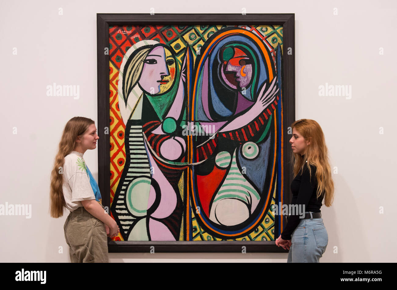 Fille avant un miroir de Pablo Picasso au Musée d'Art Moderne, New York  City USA Photo Stock - Alamy
