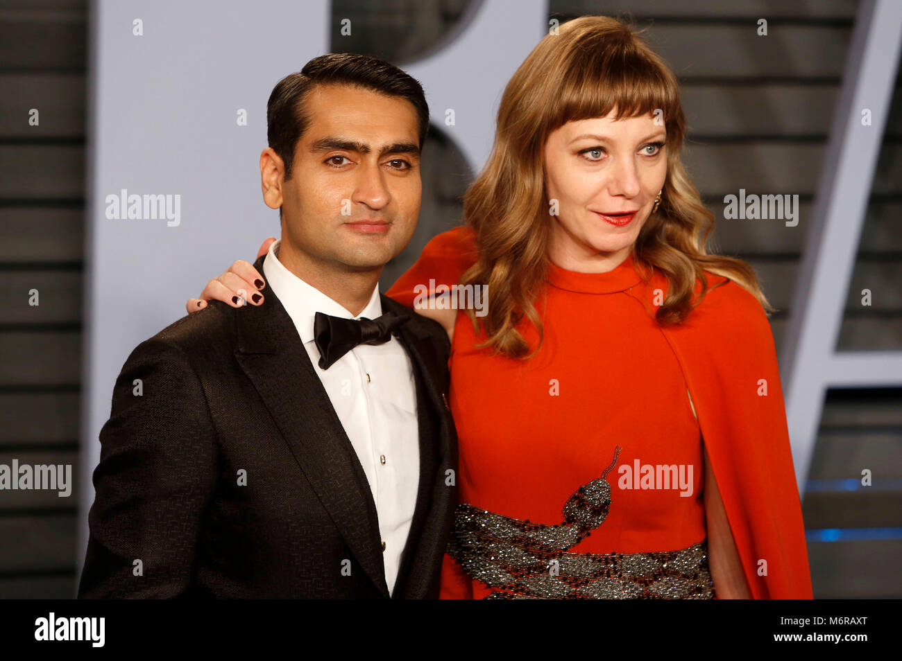 Kumail Nanjiani et Emily C. Gordon participant à la 2018 Vanity Fair Oscar Party hosted by Radhika Jones à Wallis Annenberg Center for the Performing Arts le 4 mars 2018 à Beverly Hills, Californie. Banque D'Images