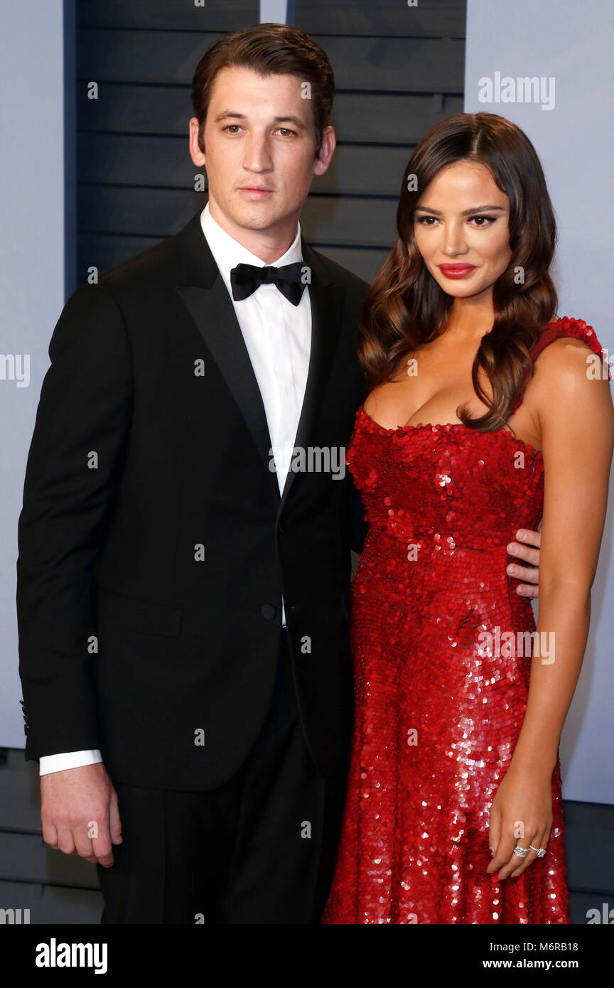 Miles Teller et Keleigh Sperry participant à la 2018 Vanity Fair Oscar Party hosted by Radhika Jones à Wallis Annenberg Center for the Performing Arts le 4 mars 2018 à Beverly Hills, Californie. Banque D'Images