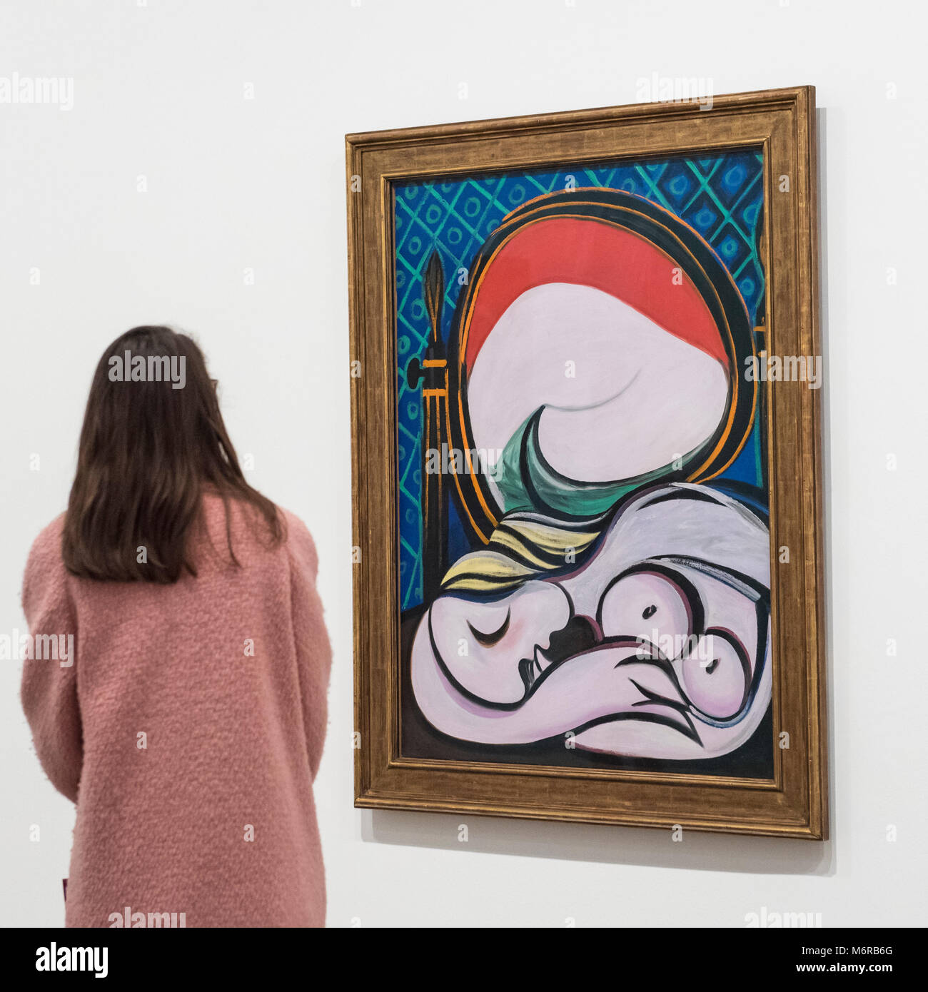 Londres, Royaume-Uni. 6 mars 2018. Un visiteur consulte 'Le miroir (Le  Miroir)', 1932, par Pablo Picasso. Aperçu de 'Picasso 1932 - L'amour, la  gloire, la tragédie, la Tate Modern de la toute