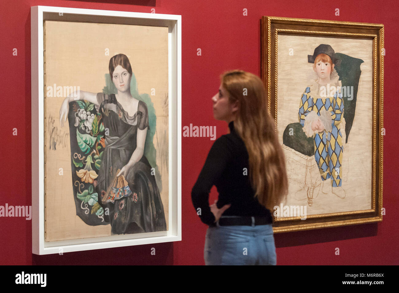Londres, Royaume-Uni. 6 mars 2018. Un membre du personnel (G à D) 'Portrait d'Olga dans un fauteuil (Portrait d'Olga dans un fauteuil", 1932, et 'Paulo en Arlequin (Paulo en arlequin)', 1932, à la fois par Pablo Picasso. Aperçu de 'Picasso 1932 - L'amour, la gloire, la tragédie, la Tate Modern de la toute première exposition solo de l'œuvre de Pablo Picasso. Plus de 100 peintures, sculptures et oeuvres sur papier portant sur l'année 1932, une période charnière de la vie de Picasso, sont sur l'affichage 8 mars au 9 septembre 2018. Crédit : Stephen Chung / Alamy Live News Banque D'Images