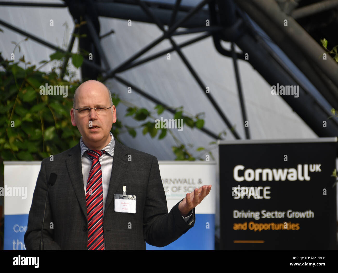 Eden Project, Cornwall UK. 6 mars 2018. Ian Jones, le chef de la station terrienne à Goonhilly, a été l'un des orateurs à une conférence pour discuter de l'avenir de l'industrie spatiale à Cornwall. Ian est vue ici holding up a l'impression de l'ensemble de l'industrie spatiale de date. Parmi les autres conférenciers Miles Carden, le directeur de Spaceport Cornwall. Le secteur de l'espace à Cornwall pourrait être d'une valeur de plus de $1 milliards en 2030 selon le Cornwall et îles Scilly le LEP. Crédit : Simon Maycock/Alamy Live News Banque D'Images Eden Project, Cornwall UK. 6 mars 2018. Ian Jones, le chef de la station terrienne à Goonhilly, a été l'un des orateurs à une conférence pour discuter de l'avenir de l'industrie spatiale à Cornwall. Ian est vue ici holding up a l'impression de l'ensemble de l'industrie spatiale de date. Parmi les autres conférenciers Miles Carden, le directeur de Spaceport Cornwall. Le secteur de l'espace à Cornwall pourrait être d'une valeur de plus de $1 milliards en 2030 selon le Cornwall et îles Scilly le LEP. Crédit : Simon Maycock/Alamy Live News Banque D'Images
