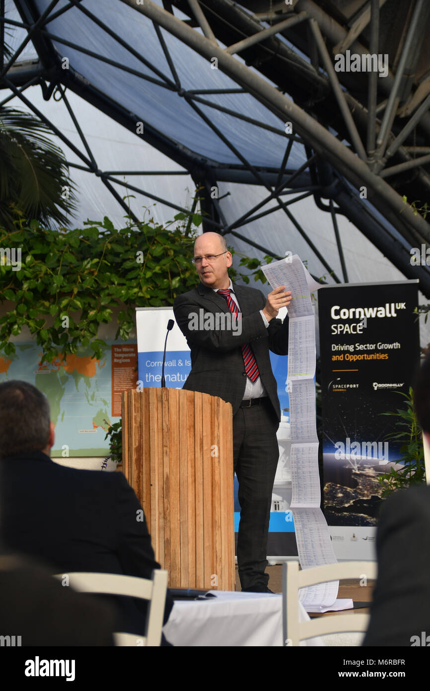 Eden Project, Cornwall UK. 6 mars 2018. Ian Jones, le chef de la station terrienne à Goonhilly, a été l'un des orateurs à une conférence pour discuter de l'avenir de l'industrie spatiale à Cornwall. Ian est vue ici holding up a l'impression de l'ensemble de l'industrie spatiale de date. Parmi les autres conférenciers Miles Carden, le directeur de Spaceport Cornwall. Le secteur de l'espace à Cornwall pourrait être d'une valeur de plus de $1 milliards en 2030 selon le Cornwall et îles Scilly le LEP. Crédit : Simon Maycock/Alamy Live News Banque D'Images Eden Project, Cornwall UK. 6 mars 2018. Ian Jones, le chef de la station terrienne à Goonhilly, a été l'un des orateurs à une conférence pour discuter de l'avenir de l'industrie spatiale à Cornwall. Ian est vue ici holding up a l'impression de l'ensemble de l'industrie spatiale de date. Parmi les autres conférenciers Miles Carden, le directeur de Spaceport Cornwall. Le secteur de l'espace à Cornwall pourrait être d'une valeur de plus de $1 milliards en 2030 selon le Cornwall et îles Scilly le LEP. Crédit : Simon Maycock/Alamy Live News Banque D'Images