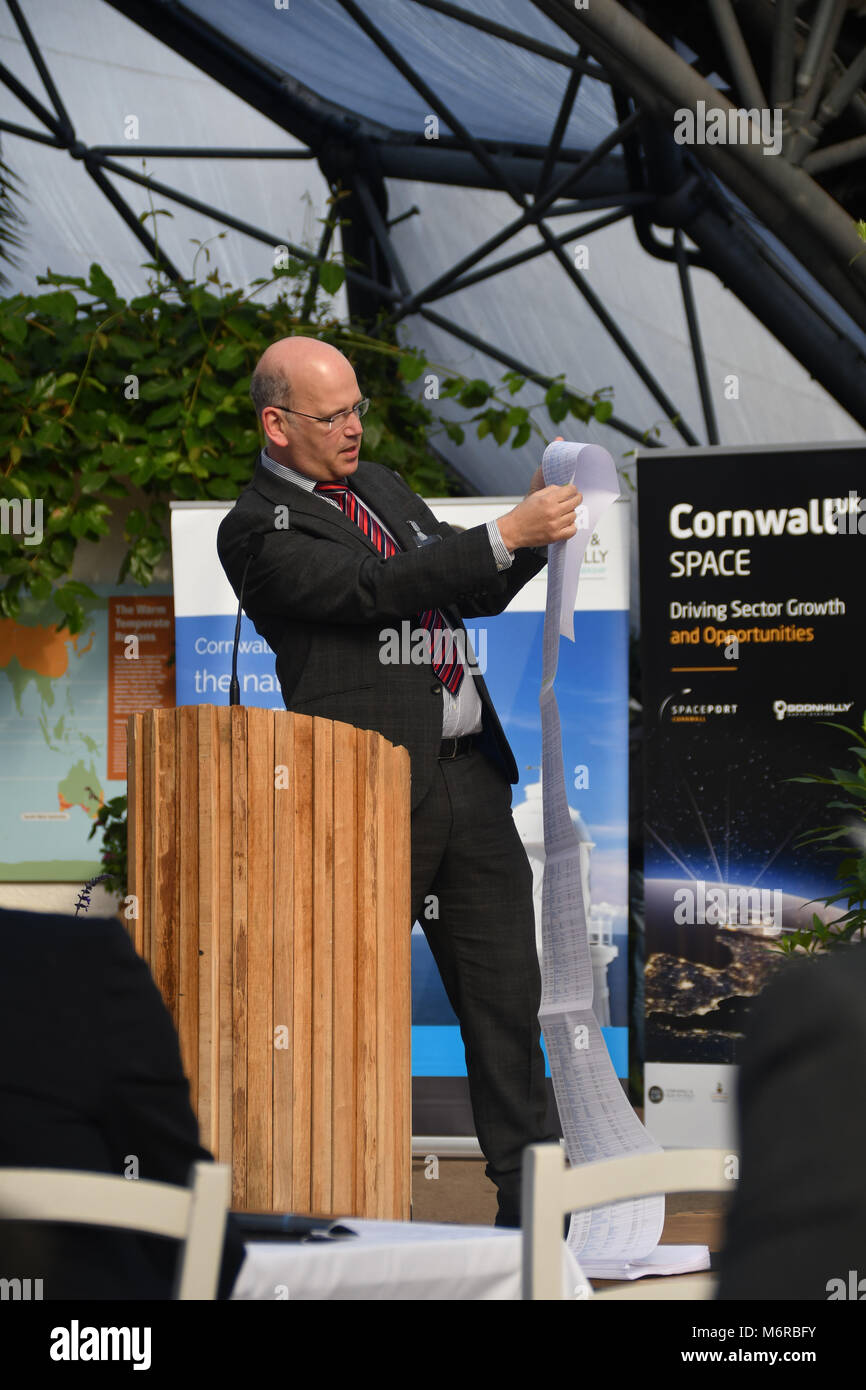 Eden Project, Cornwall UK. 6 mars 2018. Ian Jones, le chef de la station terrienne à Goonhilly, a été l'un des orateurs à une conférence pour discuter de l'avenir de l'industrie spatiale à Cornwall. Ian est vue ici holding up a l'impression de l'ensemble de l'industrie spatiale de date. Parmi les autres conférenciers Miles Carden, le directeur de Spaceport Cornwall. Le secteur de l'espace à Cornwall pourrait être d'une valeur de plus de $1 milliards en 2030 selon le Cornwall et îles Scilly le LEP. Crédit : Simon Maycock/Alamy Live News Banque D'Images Eden Project, Cornwall UK. 6 mars 2018. Ian Jones, le chef de la station terrienne à Goonhilly, a été l'un des orateurs à une conférence pour discuter de l'avenir de l'industrie spatiale à Cornwall. Ian est vue ici holding up a l'impression de l'ensemble de l'industrie spatiale de date. Parmi les autres conférenciers Miles Carden, le directeur de Spaceport Cornwall. Le secteur de l'espace à Cornwall pourrait être d'une valeur de plus de $1 milliards en 2030 selon le Cornwall et îles Scilly le LEP. Crédit : Simon Maycock/Alamy Live News Banque D'Images