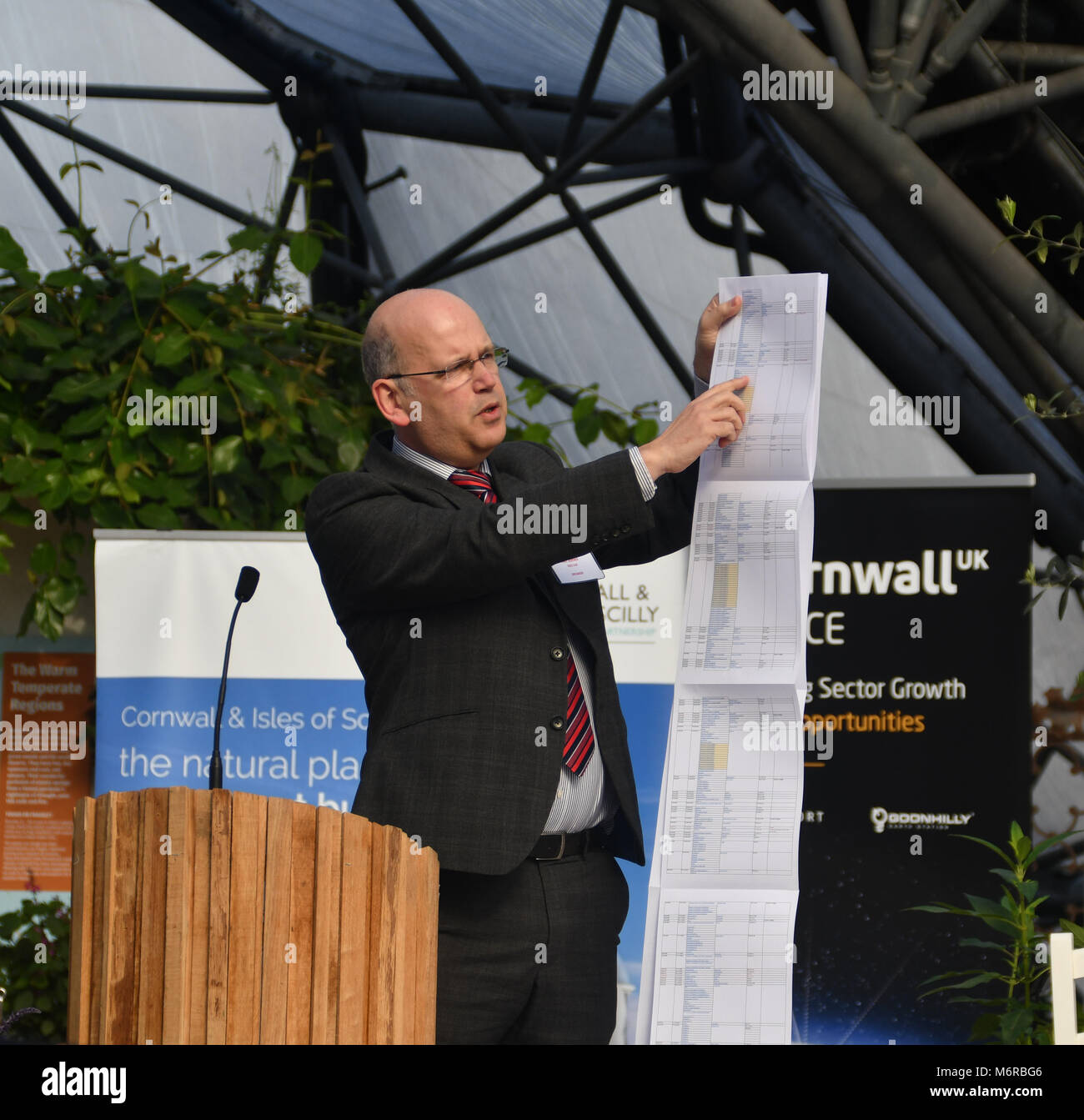 Eden Project, Cornwall UK. 6 mars 2018. Ian Jones, le chef de la station terrienne à Goonhilly, a été l'un des orateurs à une conférence pour discuter de l'avenir de l'industrie spatiale à Cornwall. Ian est vue ici holding up a l'impression de l'ensemble de l'industrie spatiale de date. Parmi les autres conférenciers Miles Carden, le directeur de Spaceport Cornwall. Le secteur de l'espace à Cornwall pourrait être d'une valeur de plus de $1 milliards en 2030 selon le Cornwall et îles Scilly le LEP. Crédit : Simon Maycock/Alamy Live News Banque D'Images Eden Project, Cornwall UK. 6 mars 2018. Ian Jones, le chef de la station terrienne à Goonhilly, a été l'un des orateurs à une conférence pour discuter de l'avenir de l'industrie spatiale à Cornwall. Ian est vue ici holding up a l'impression de l'ensemble de l'industrie spatiale de date. Parmi les autres conférenciers Miles Carden, le directeur de Spaceport Cornwall. Le secteur de l'espace à Cornwall pourrait être d'une valeur de plus de $1 milliards en 2030 selon le Cornwall et îles Scilly le LEP. Crédit : Simon Maycock/Alamy Live News Banque D'Images