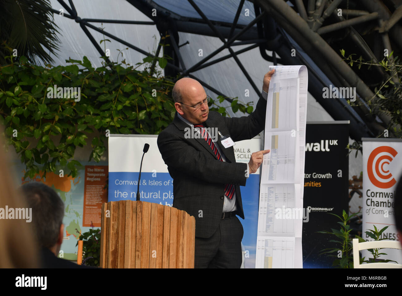 Eden Project, Cornwall UK. 6 mars 2018. Ian Jones, le chef de la station terrienne à Goonhilly, a été l'un des orateurs à une conférence pour discuter de l'avenir de l'industrie spatiale à Cornwall. Ian est vue ici holding up a l'impression de l'ensemble de l'industrie spatiale de date. Parmi les autres conférenciers Miles Carden, le directeur de Spaceport Cornwall. Le secteur de l'espace à Cornwall pourrait être d'une valeur de plus de $1 milliards en 2030 selon le Cornwall et îles Scilly le LEP. Crédit : Simon Maycock/Alamy Live News Banque D'Images Eden Project, Cornwall UK. 6 mars 2018. Ian Jones, le chef de la station terrienne à Goonhilly, a été l'un des orateurs à une conférence pour discuter de l'avenir de l'industrie spatiale à Cornwall. Ian est vue ici holding up a l'impression de l'ensemble de l'industrie spatiale de date. Parmi les autres conférenciers Miles Carden, le directeur de Spaceport Cornwall. Le secteur de l'espace à Cornwall pourrait être d'une valeur de plus de $1 milliards en 2030 selon le Cornwall et îles Scilly le LEP. Crédit : Simon Maycock/Alamy Live News Banque D'Images