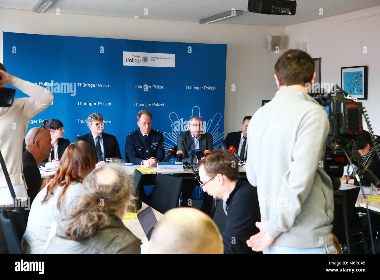 06 mars 2018, l'Allemagne, Jena Jena : Des représentants de la police et le ministère public de Reaga parler aux médias lors d'une conférence de presse par la Police de Jena. La raison de la conférence de presse est la résolution de l'affaire de 1991 de Stephanie Drew's de meurtre. Un homme soupçonné du crime a été arrêté dans le cadre de l'enquête. Le cas est le plus ancien des trois cas de meurtre d'enfants à Iéna et Weimar sous enquête par la commission spéciale 'Cold cases' depuis novembre 2016. Photo : Bodo/Schackow Zentralbild-dpa/afp Banque D'Images